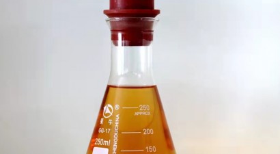 牡丹籽精油，又称牡丹油，是由牡丹籽提取的木本坚果植物油